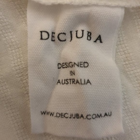 DECJUBA AU-S White Short Sleeved Blouse V-Neck Relaxed Fit Designed in AU NWOT - Picture 9 of 10